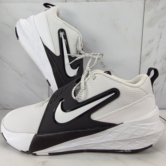 Nike Team‎ Hustle D12 Basketball Shoes White Black Athletic Sneakers New SZ 7Y